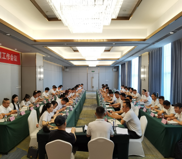 一群人，一条心，世博体育年中团建大会
